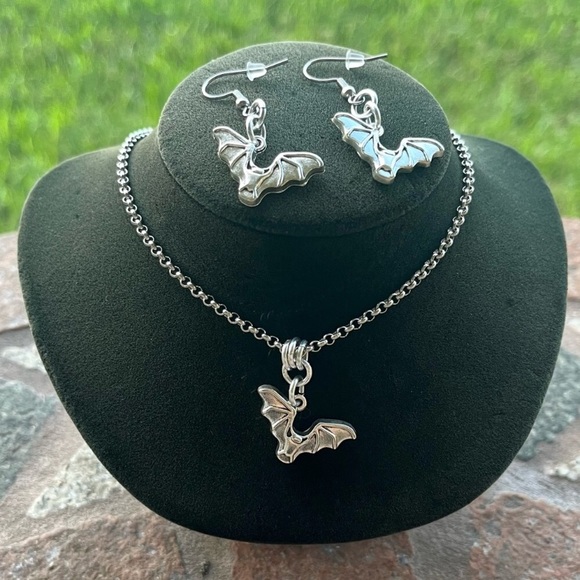 Vampire bat set earrings + necklace Halloween goth gothic - Picture 5 of 6